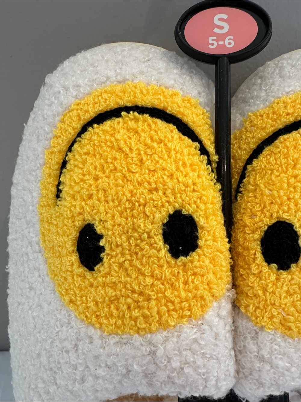 Bobbie Brooks Plush Slippers White with Yellow Smiley Face Size S 5-6 New - Picture 3 of 6